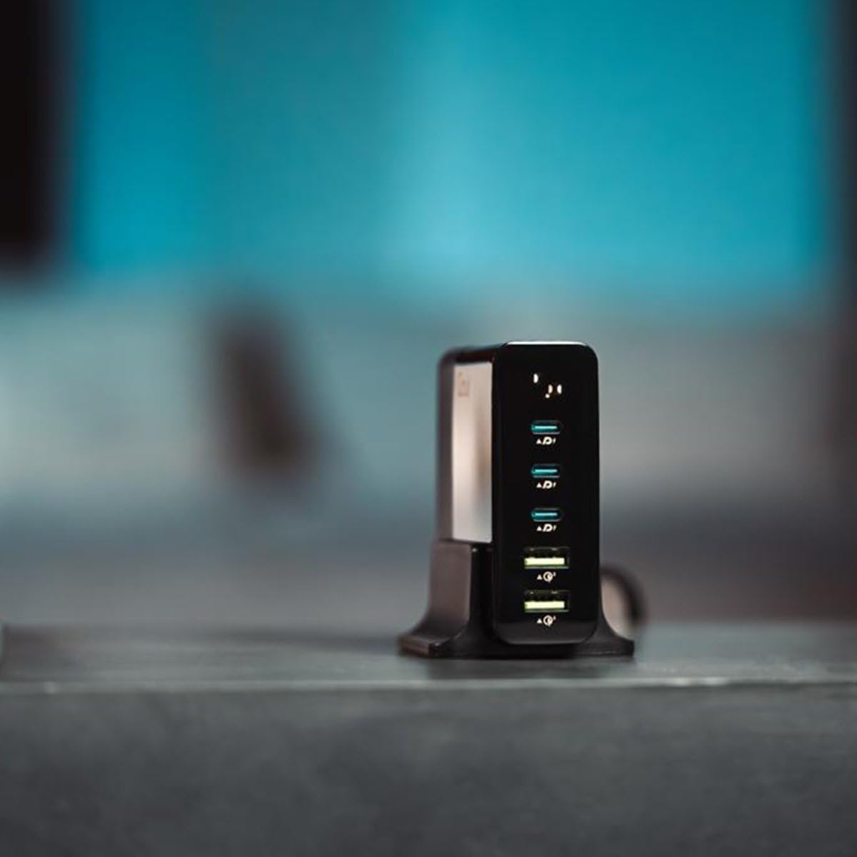 Goui 5-Port Desktop Charger GAN140, 140W 2x USB-A ports and 3x USB-C ports, Qualcomm Quick Charge 3.0 and Power Delivery PD Technology, Smart LED Display, Suitable for Home & Office Use, Black